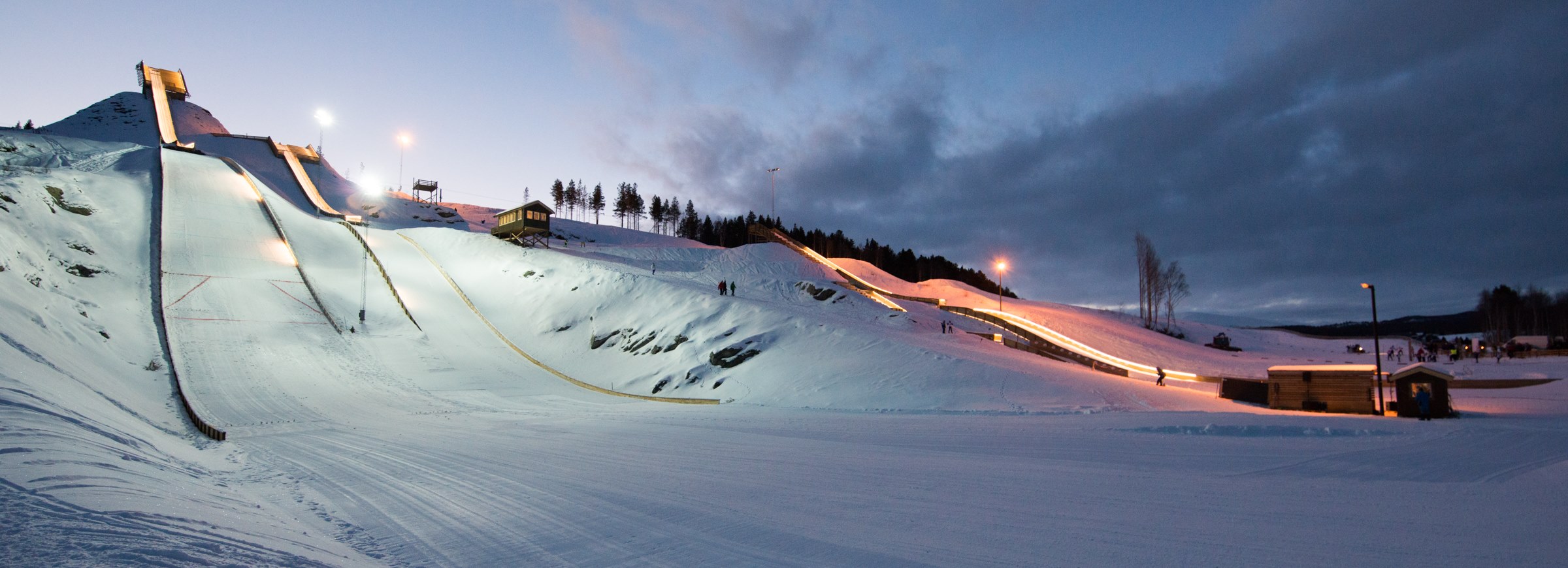 Hamran skipark på Tolga om kvelden, med lys