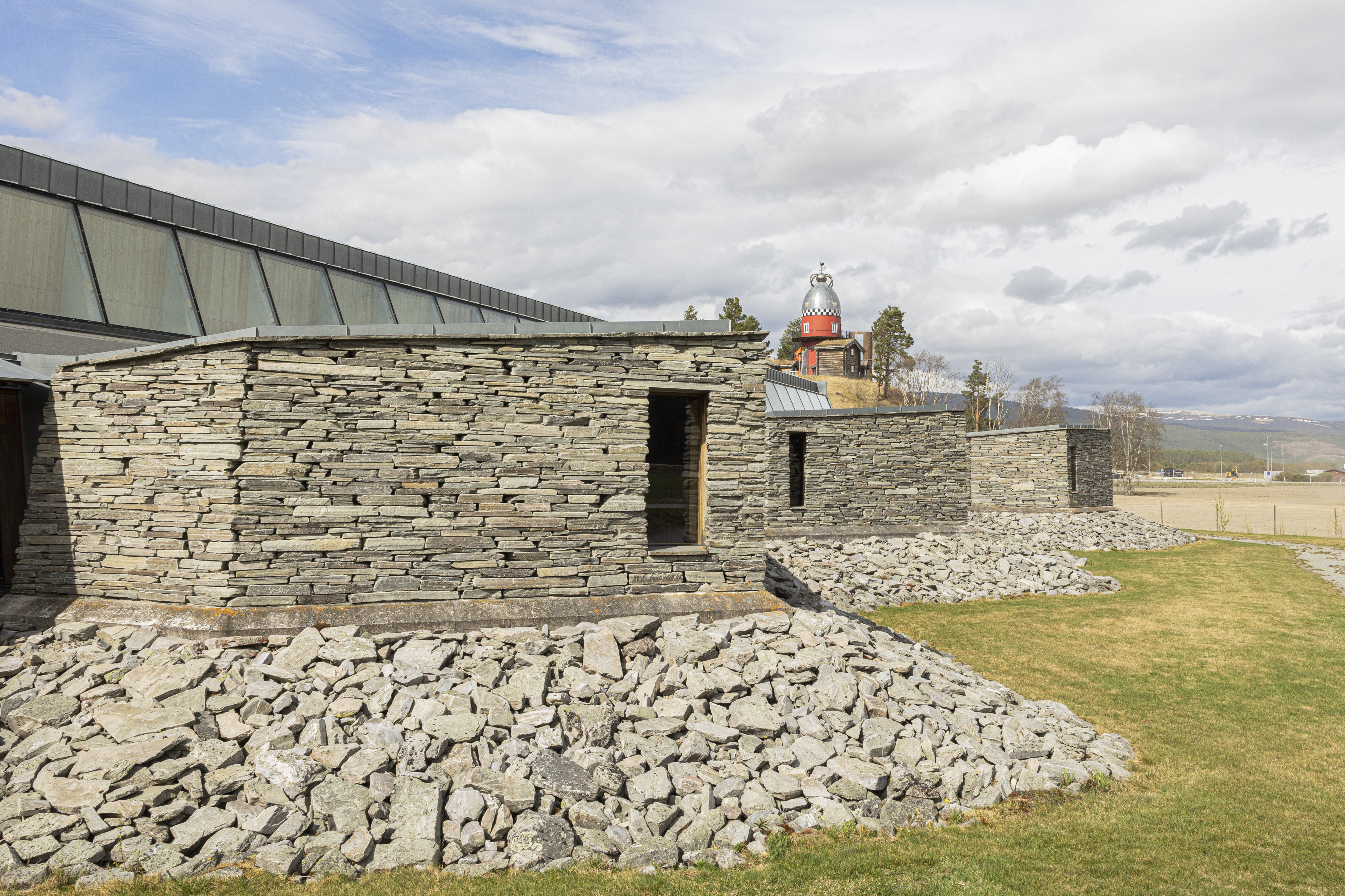 Huset Aukrust fra fremsiden, med mur og utstikk-Sverre Fehn-Alvdal-Østerdalen-Kjell Aukrust-Flåklypa