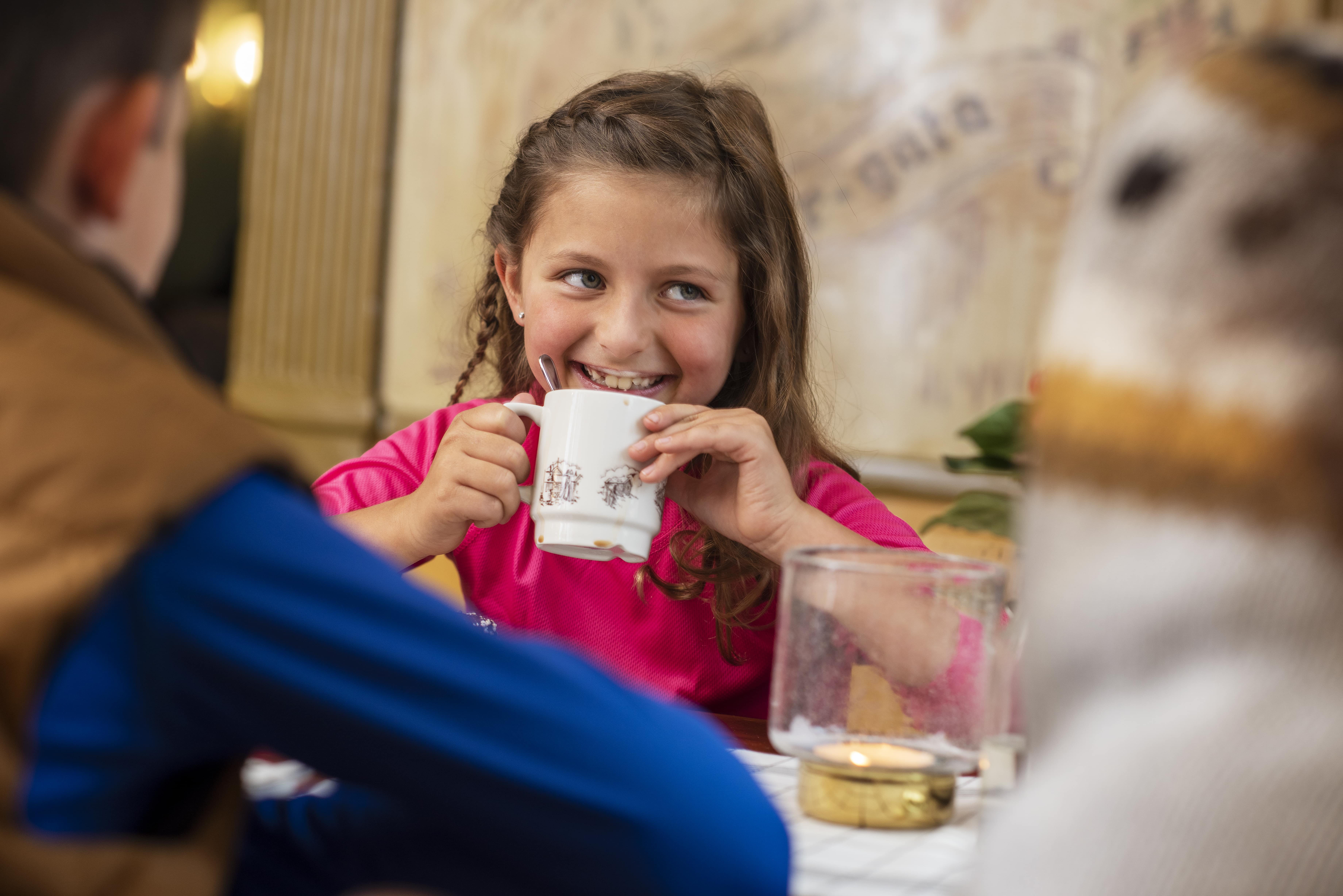 På kafé med barna for å drikke varm sjokolade