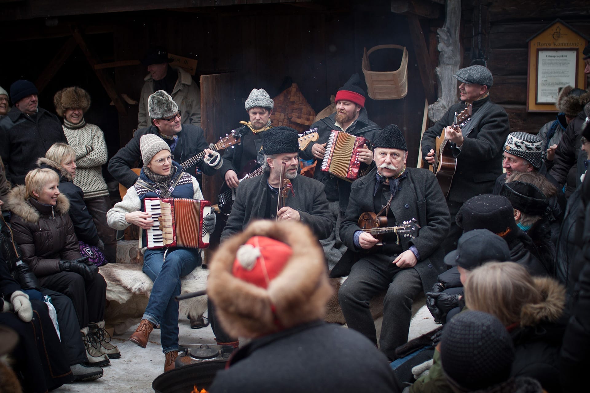 Røros martnan-fele-trekkspill-fest-vinter-bakgård-Røros-langknutgården